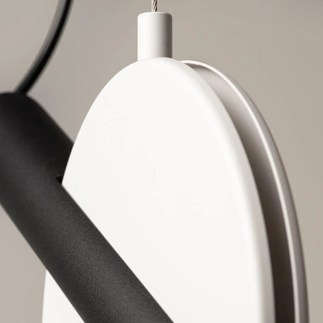 Suspension enigma led minimaliste avec abat-jour circulaire blanc mat et bras cylindrique noir orientation réglable