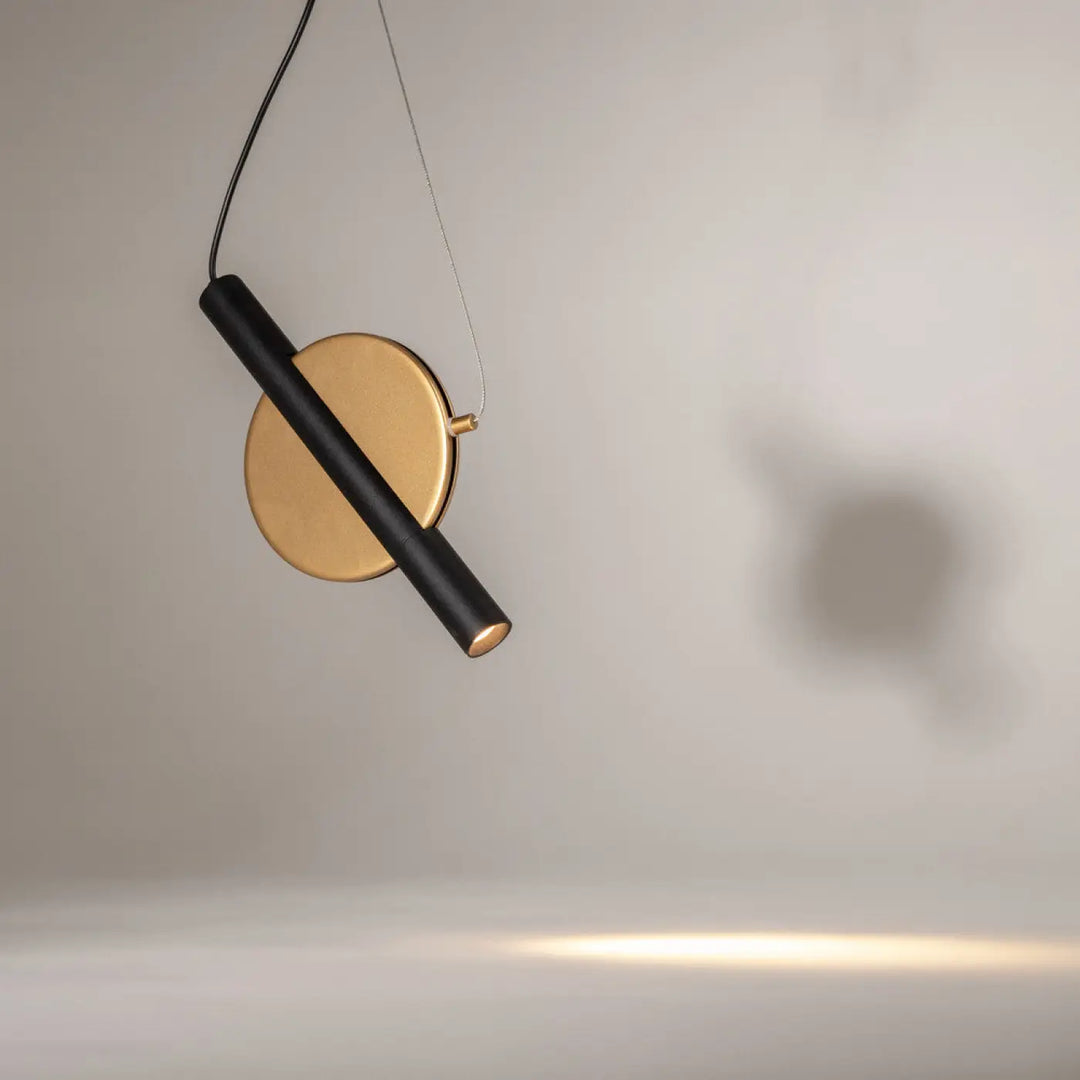 Suspension enigma led cylindrique noire et or avec design minimaliste et orientation réglable pour éclairage moderne