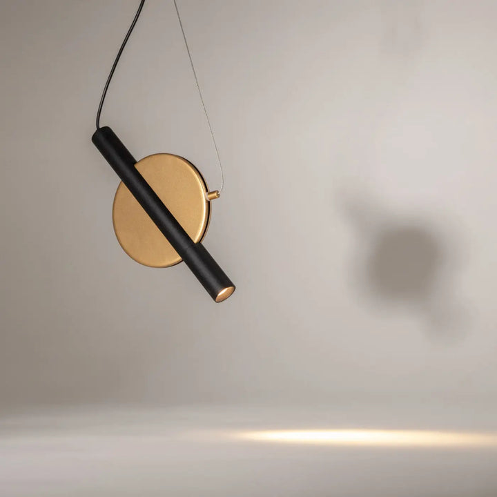 Suspension enigma led cylindrique noire et or avec design minimaliste et orientation réglable pour éclairage moderne