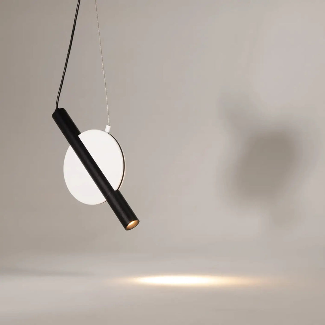 Suspension enigma cylindrique noire avec diffuseur blanc circulaire et orientation réglable suspendue par cordons fins