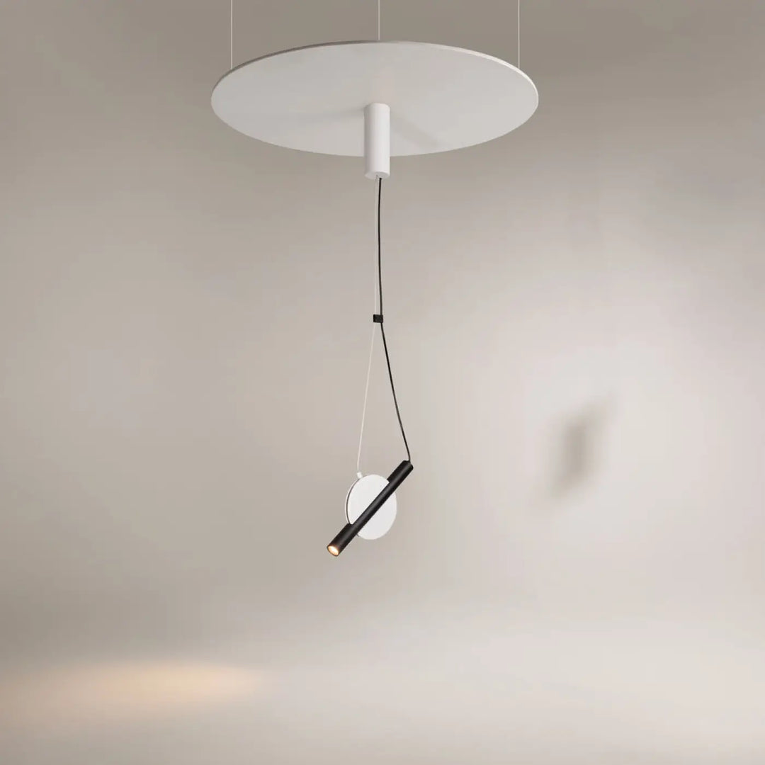 Suspension enigma led minimaliste avec fixation circulaire blanche et cylindre noir à orientation réglable suspendu par cordons fins