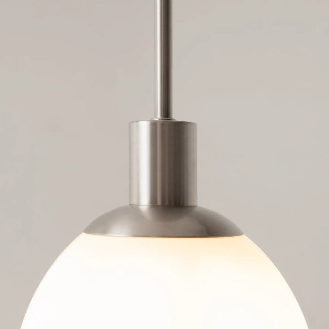 Suspension luminaire erich globe avec lumière douce, verre soufflé opaque et finition nickel brossé art déco moderne