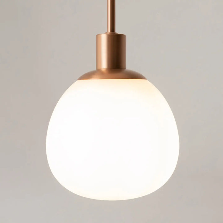 Suspension luminaire erich art déco cuivre avec globe en verre soufflé pour une lumière douce et élégante