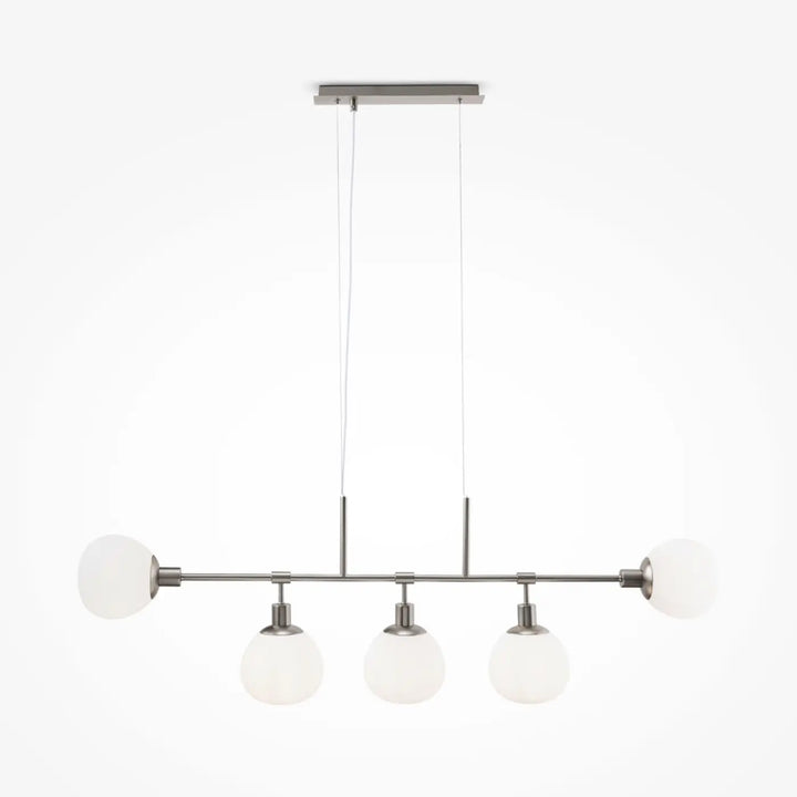 Suspension luminaire erich linéaire en nickel brossé avec quatre globes en verre dépoli idéale au-dessus d’une table
