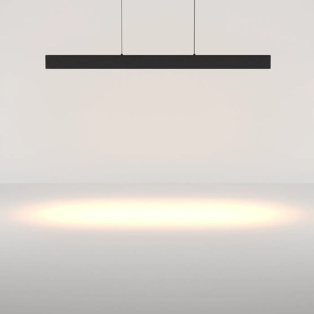 Suspension luminaire euphoria linéaire noir avec led linéaire et lift intégré, idéal au-dessus d’une table pour ambiance chaleureuse