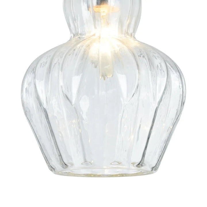 Suspension eustoma en verre clair nervuré avec une lumière chaude idéale au-dessus d’une table ou d’un îlot