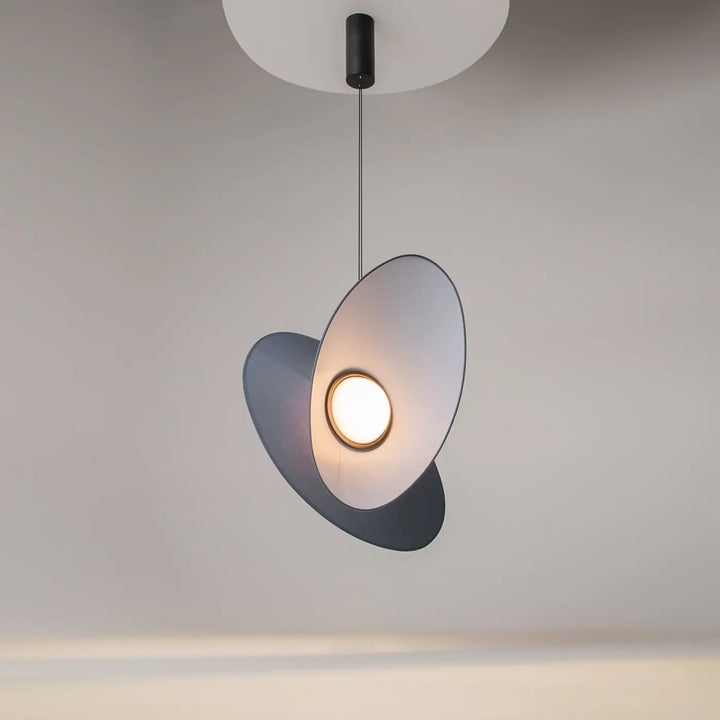 Suspension evolution led double abat-jour moderne en blanc mat et gris foncé avec led intégrée et cordon noir fin