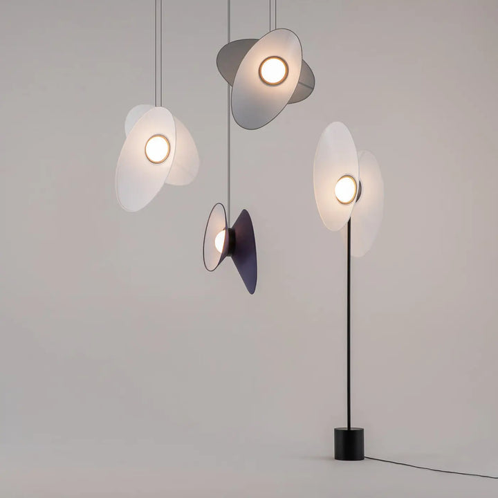 Suspension evolution double abat-jour avec leds intégrées et abat-jours métalliques superposés blancs et gris foncé