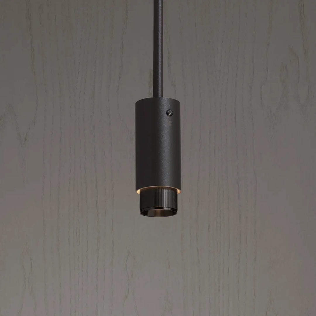Détail de la suspension Exhaust Graphite finition grise, allumée #couleur_gris