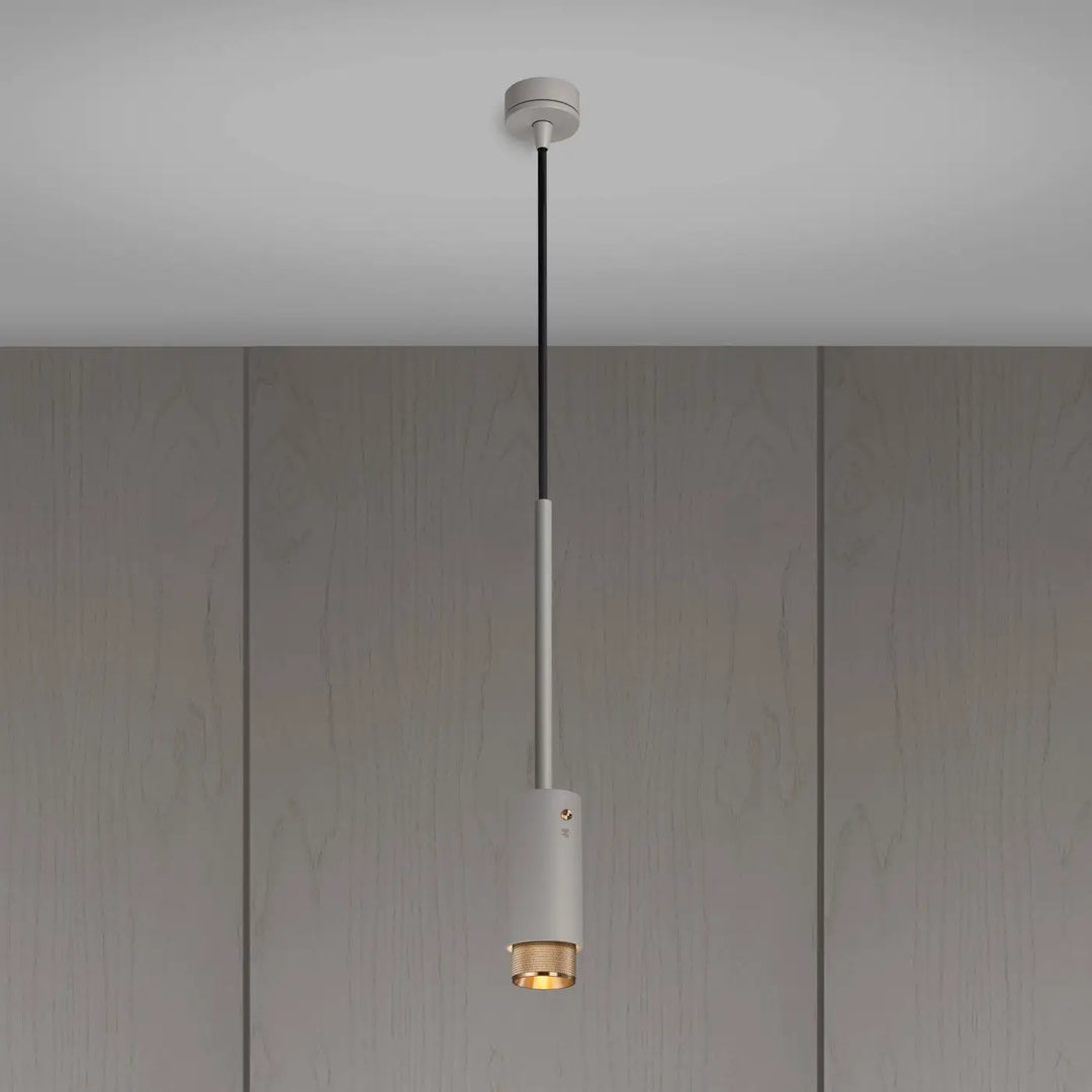 Suspension Exhaust à gravure quadrillée en aluminium coloris Pierre et détails en laiton #couleur_dor