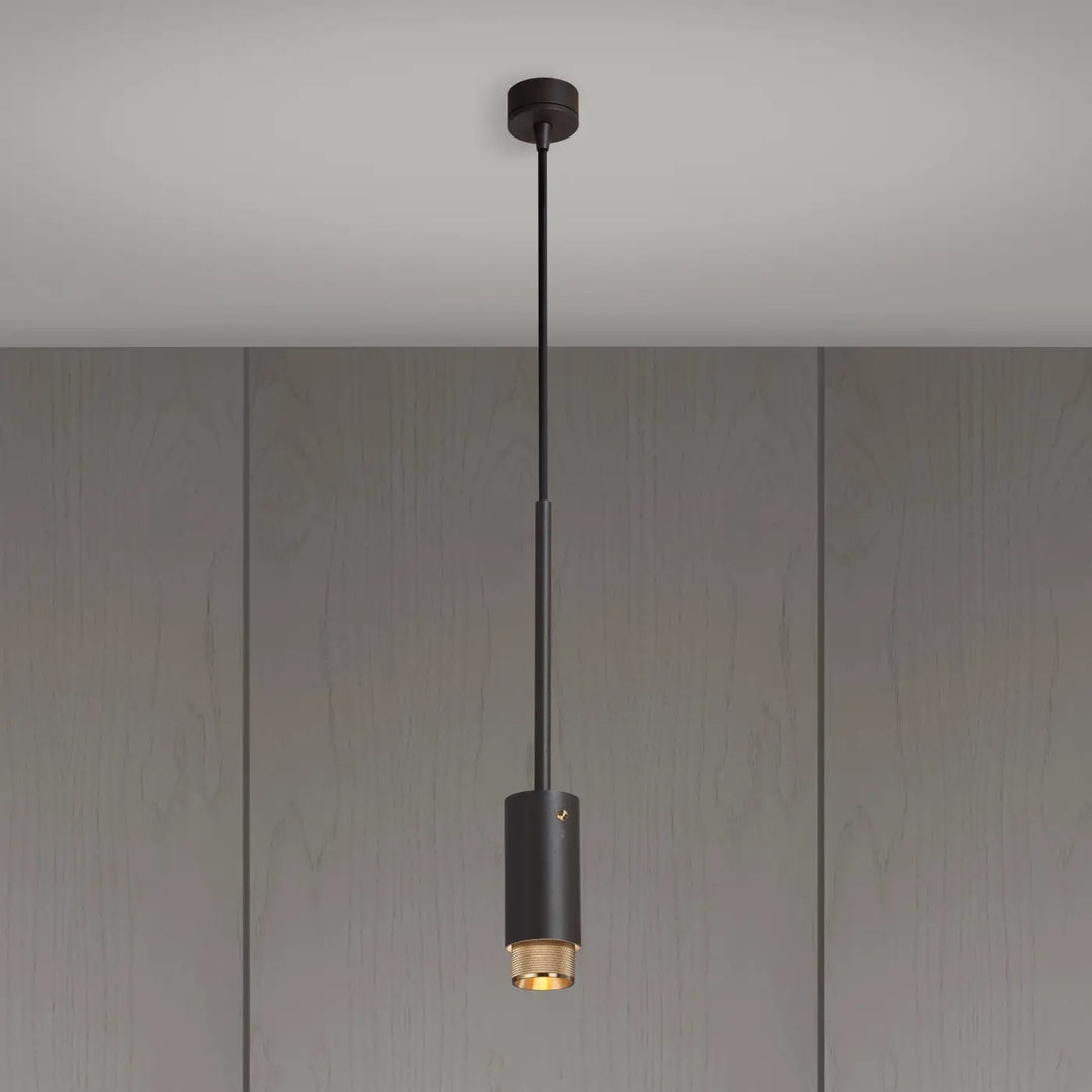 Suspension Exhaust à gravure quadrillée en aluminium graphite et détails en laiton #couleur_dor