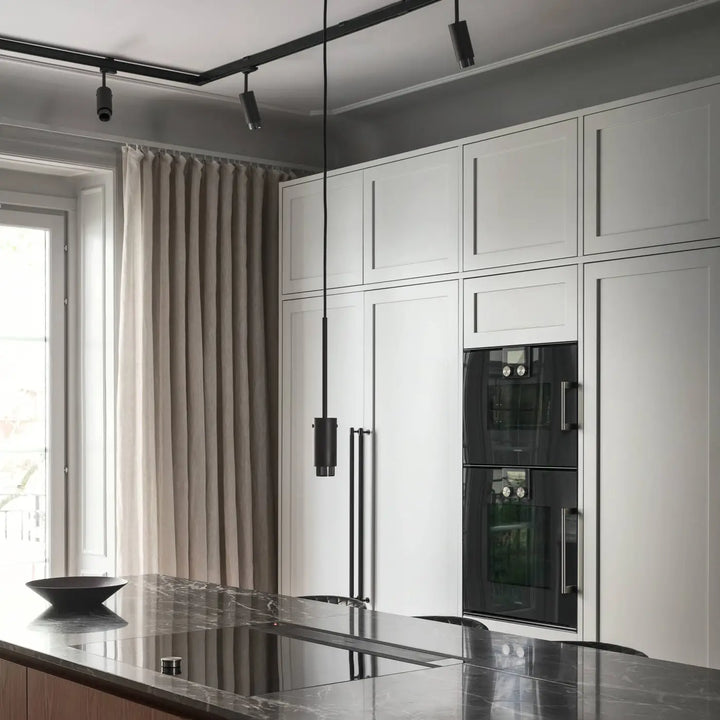 Suspension Exhaust dans un intérieur #couleur_noir