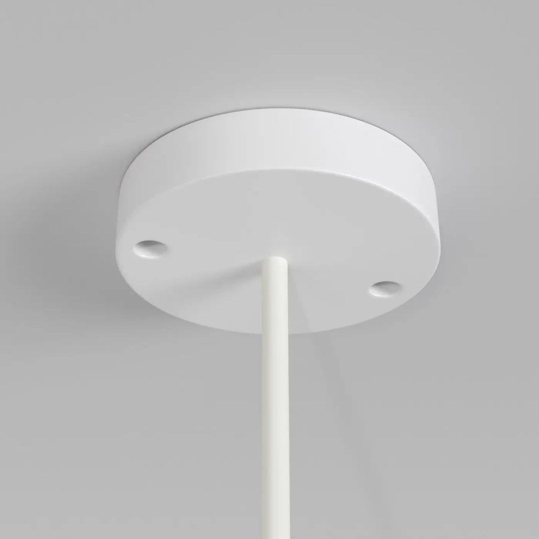 Suspension luminaire erda avec globe opalin blanc mat et deux trous de montage pour suspension extérieure monture noire