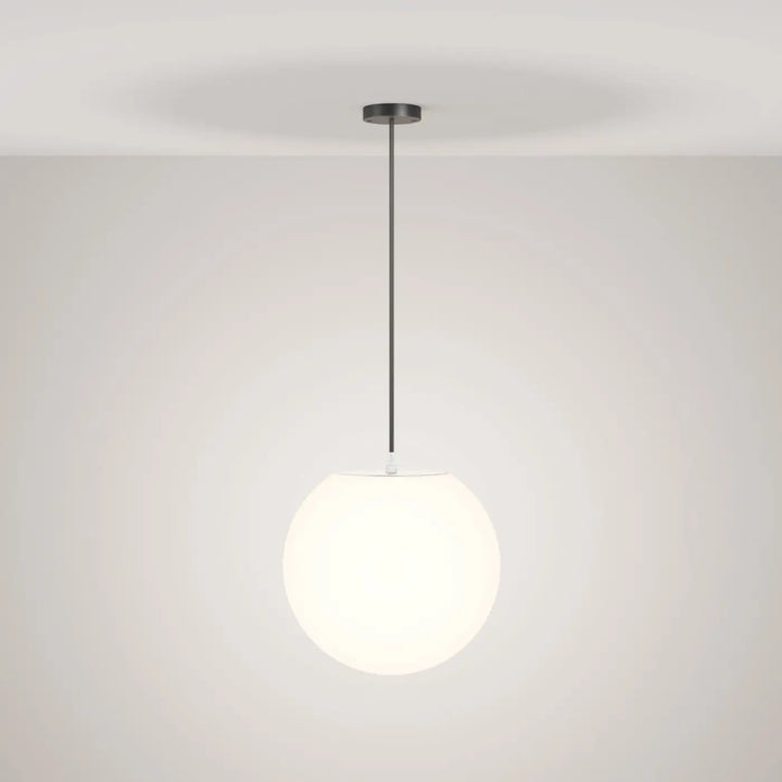 Suspension luminaire erda avec globe opalin en verre dépoli et monture noire en métal pour suspension extérieure