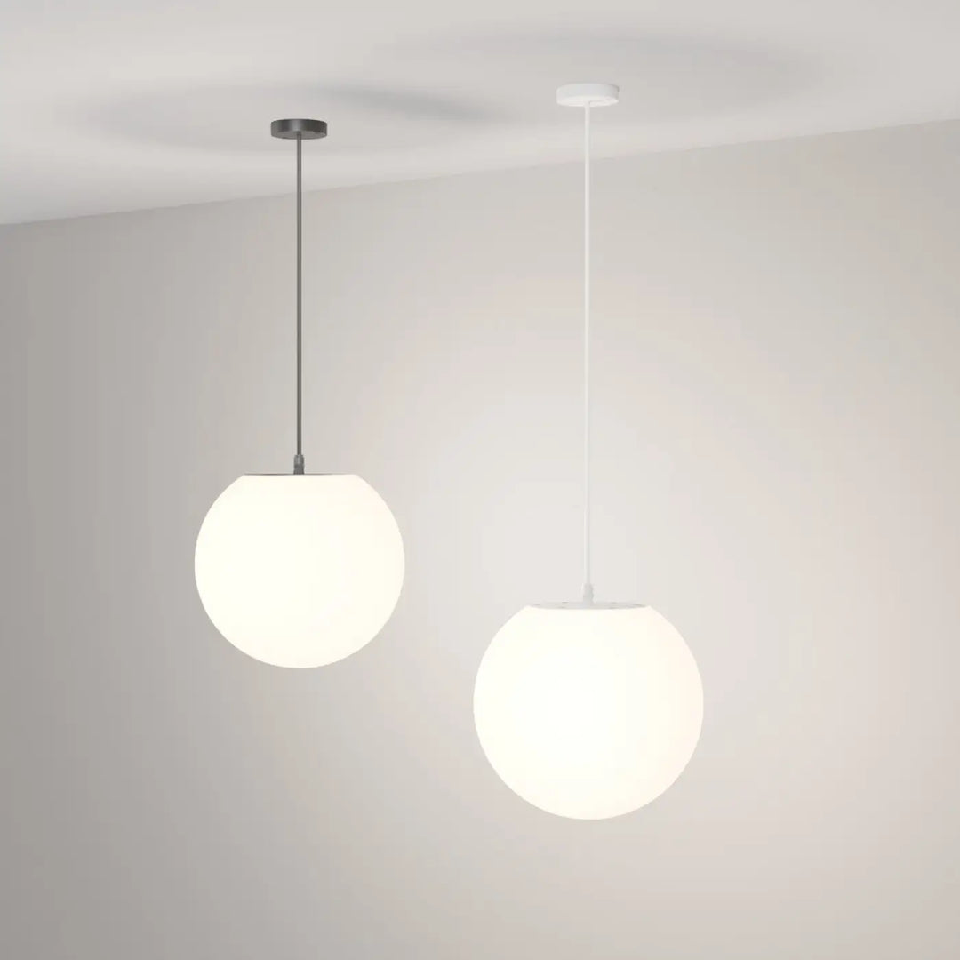 Deux suspensions luminaire erda avec globe opalin diffusant une lumière douce, une monture noire et une corde blanche