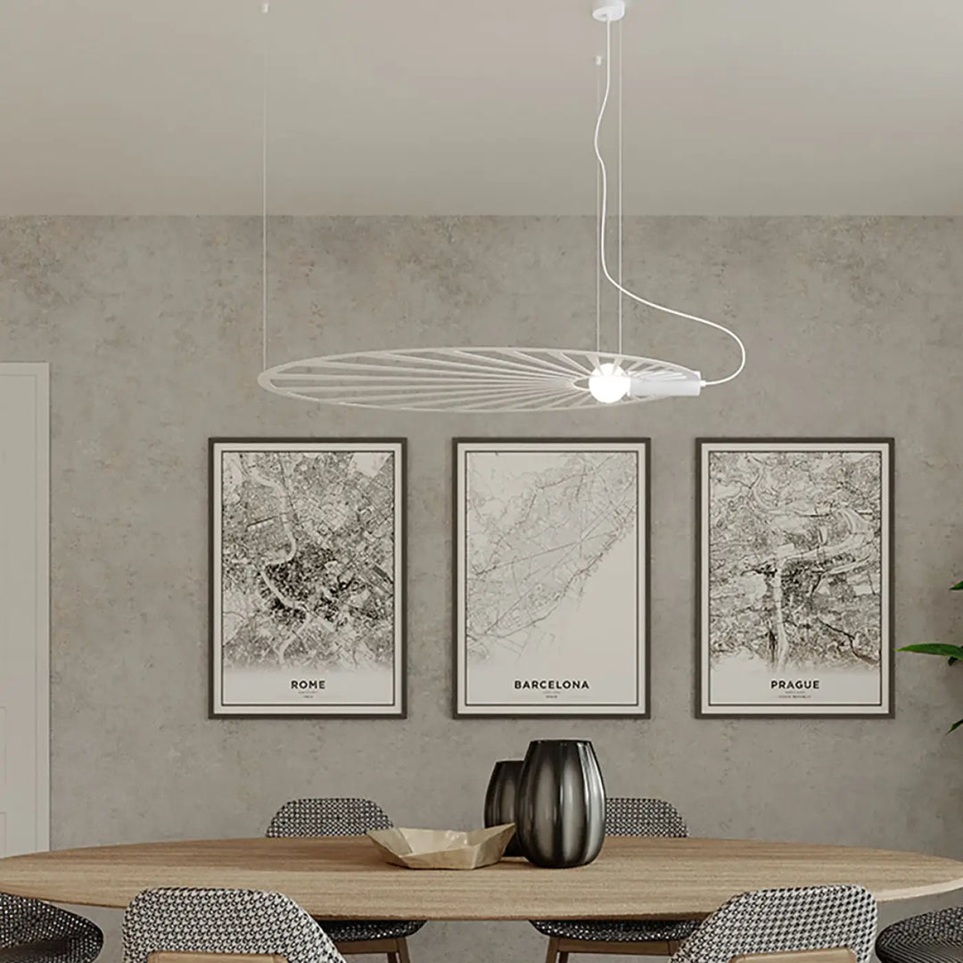 Suspension LEHDET blanc au-dessus d'une table