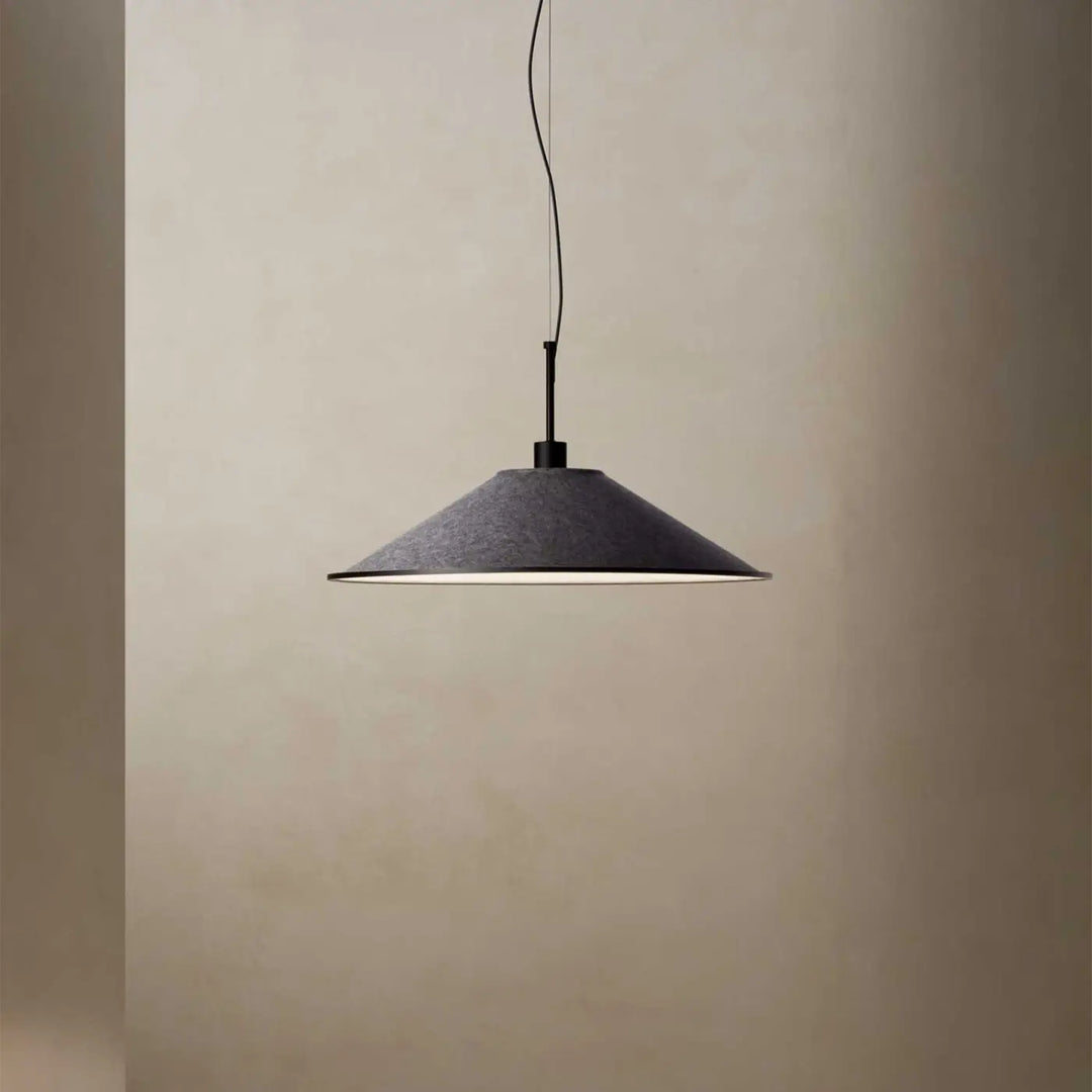 Suspension Shoemaker en feutre gris anthracite dans un intérieur