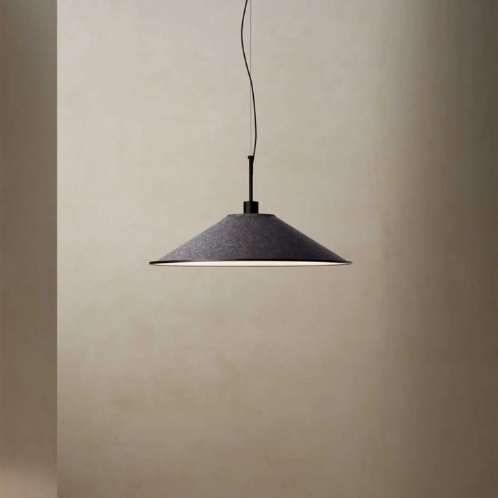 Suspension Shoemaker en feutre gris anthracite dans un intérieur