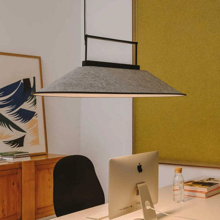 Ambiance avec la suspension Shoemaker en feutre gris clair