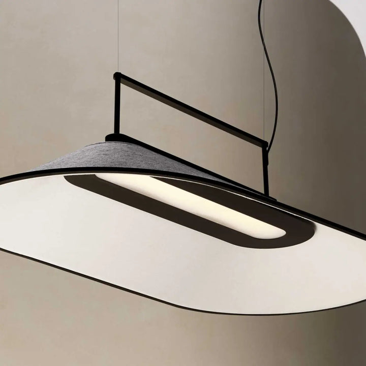 Gros plan sur le feutre gris clair de la suspension Shoemaker
