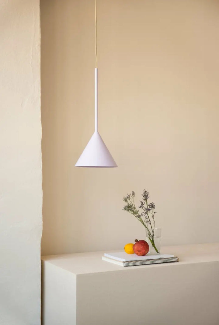 Suspension Figura Cone lilas de Schneid Studio #couleur_violet