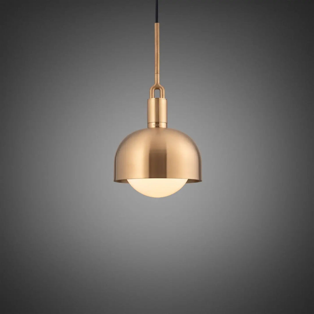 Suspension Forked Medium à abat-jour et globe opale, finition laiton #couleur_dor