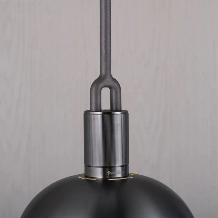 Suspension Forked Large en finition grise avec abat-jour en métal et globe en verre opale #couleur_gris