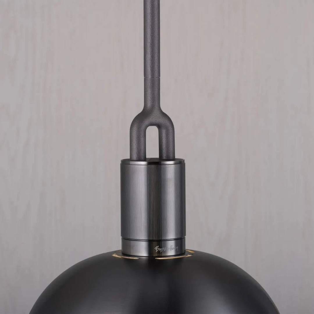 Suspension Forked Large en finition grise avec abat-jour en métal et globe en verre fumé #couleur_gris
