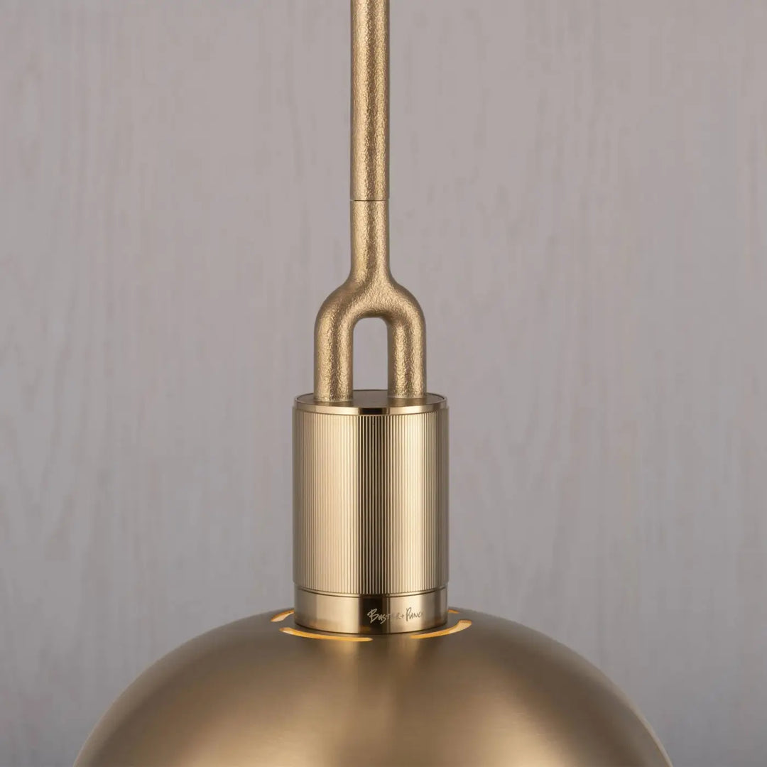 Suspension Forked Large en finition laiton avec abat-jour en métal et globe en verre opale #couleur_dor
