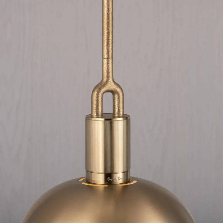 Suspension Forked Large en finition laiton avec abat-jour en métal et globe en verre opale #couleur_dor