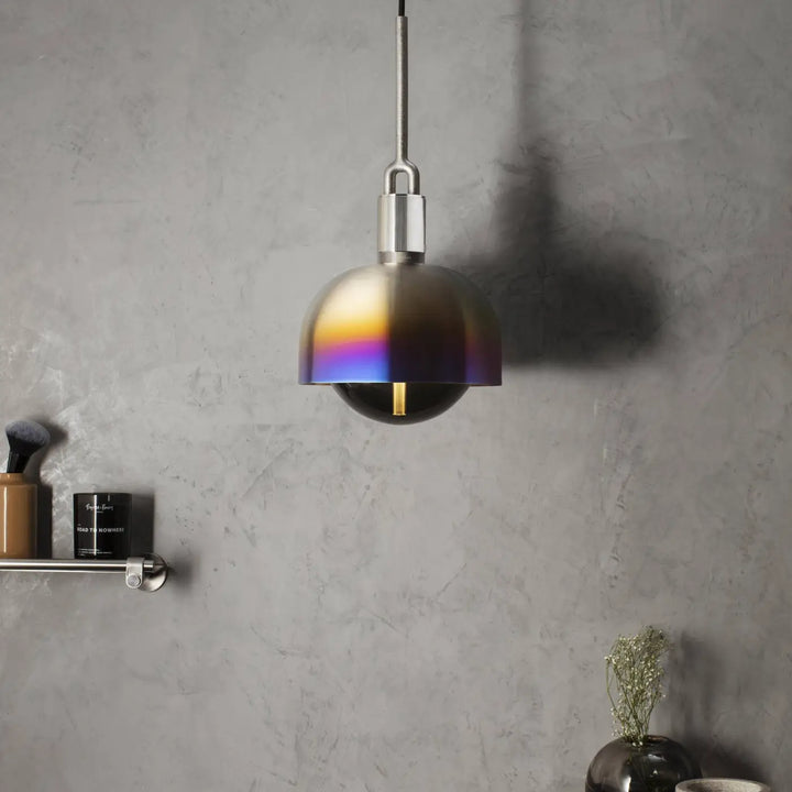 Suspension Forked à abat-jour et globe, finition acier brûlé, dans une chambre #couleur_multicolore