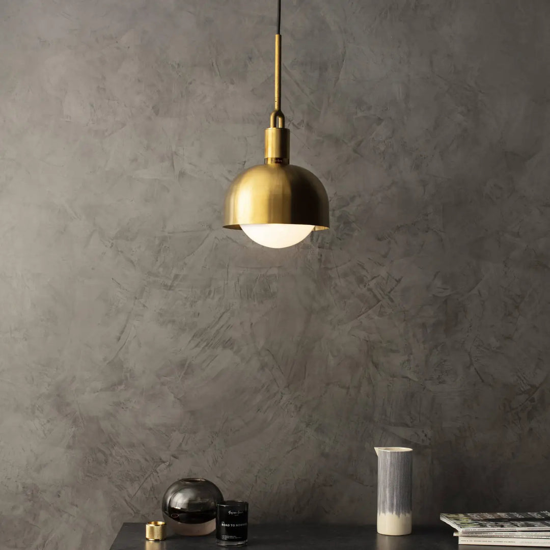 Suspension Forked Medium à abat-jour et globe, finition laiton, dans un salon #couleur_dor