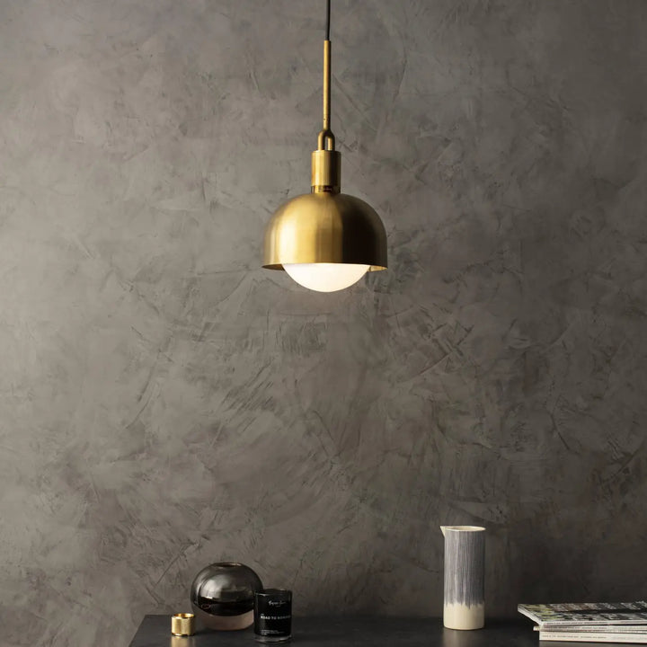 Suspension Forked Medium à abat-jour et globe, finition laiton, dans un salon #couleur_dor