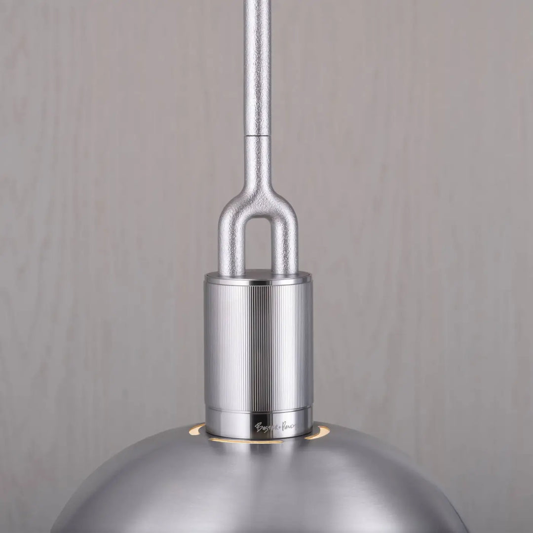 Suspension Forked Large en finition acier avec abat-jour en métal et globe en verre opale #couleur_argent