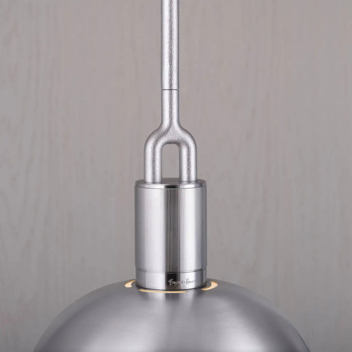 Suspension Forked Medium en finition acier avec abat-jour en métal et globe en verre opale #couleur_argent