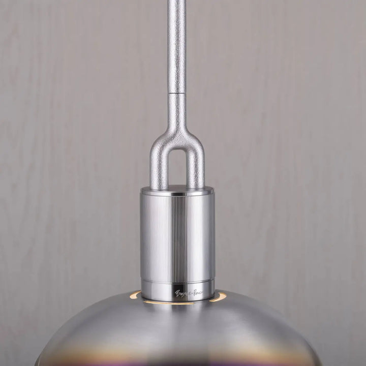 Suspension Forked Medium en finition acier brûlé avec abat-jour en métal et globe en verre fumé #couleur_multicolore