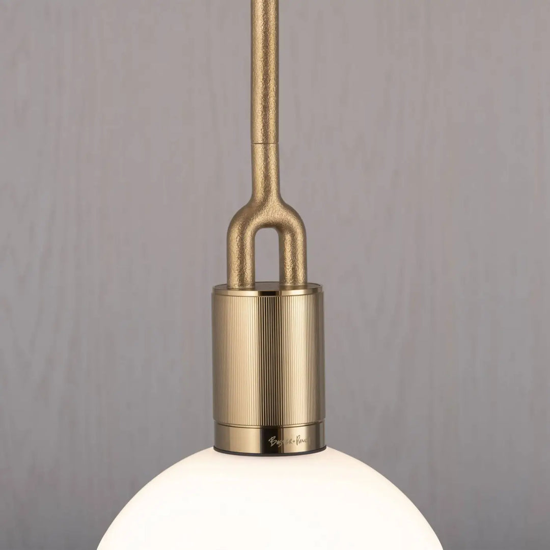 Suspension Forked Large en finition laiton avec globe en verre opale #couleur_dor