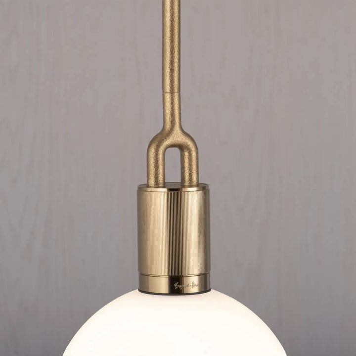 Suspension Forked Large en finition laiton avec globe en verre opale #couleur_dor
