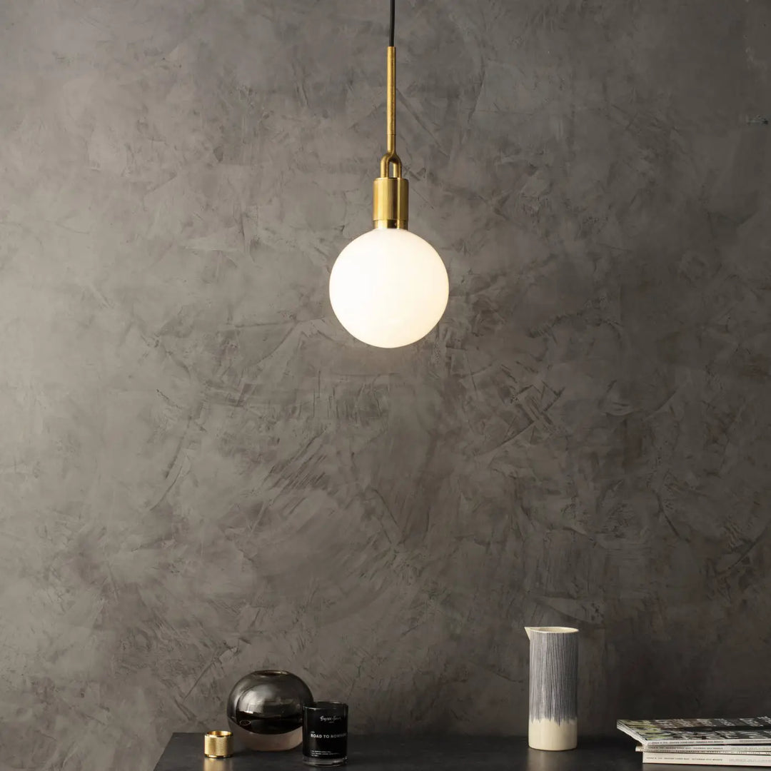 Luminaire Forked à globe dans un salon #couleur_dor