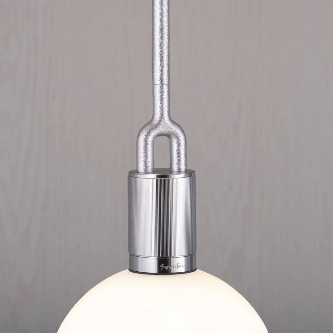 Suspension Forked Large en finition acier avec globe en verre opale #couleur_argent