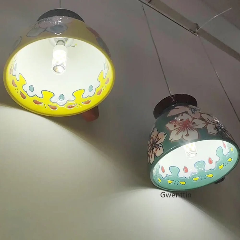 Suspension luminaire elancia en céramique avec décor floral style minimaliste jaune et teal pour éclairage élégant