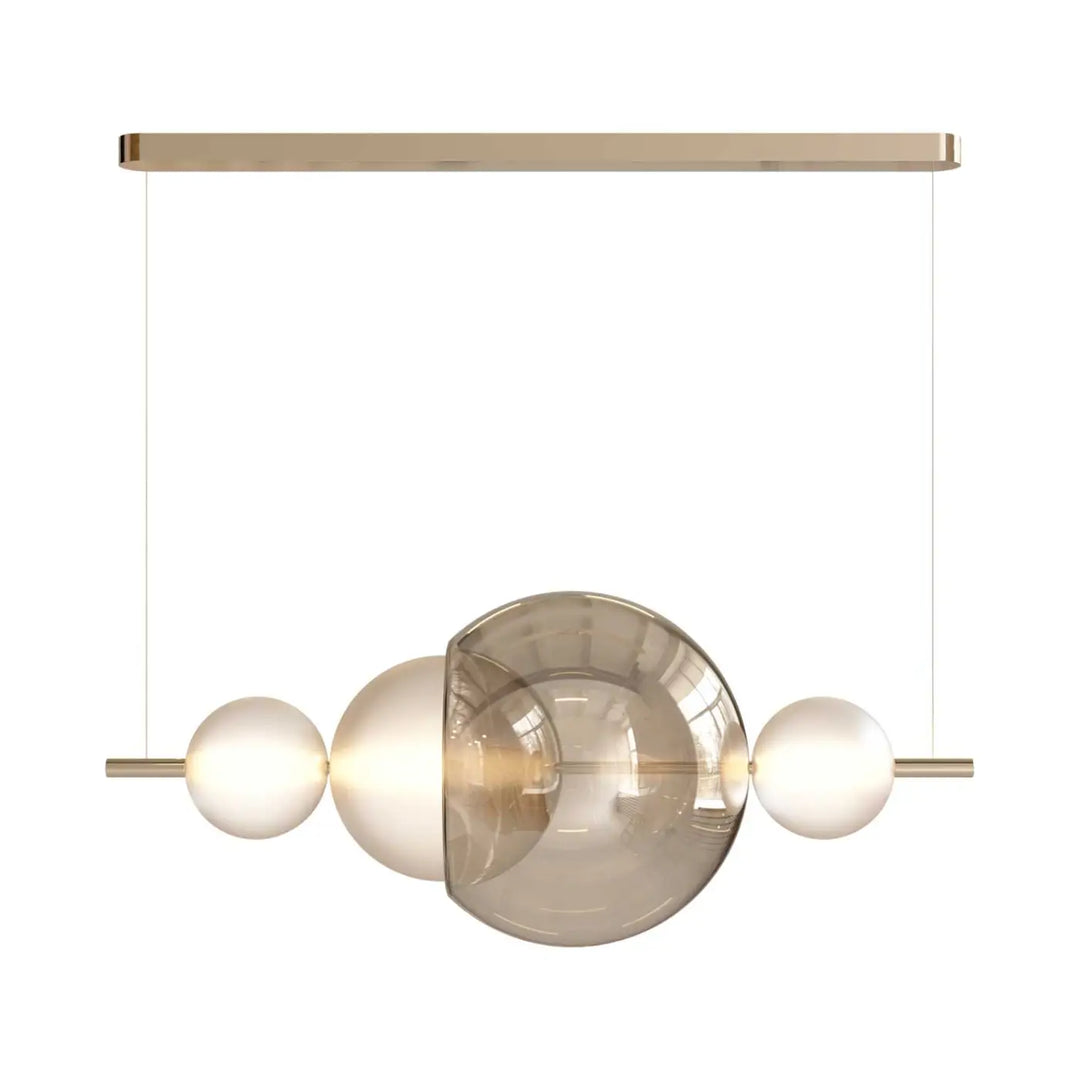 Suspension luminaire galileo avec barre métallique dorée et trois orbes en verre blanc opaque et ambre translucide