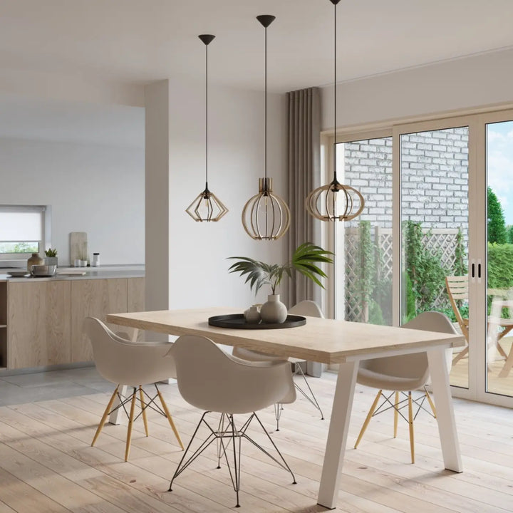 Suspension Arancia globe en lamelles de bois naturel au-dessus d'une table