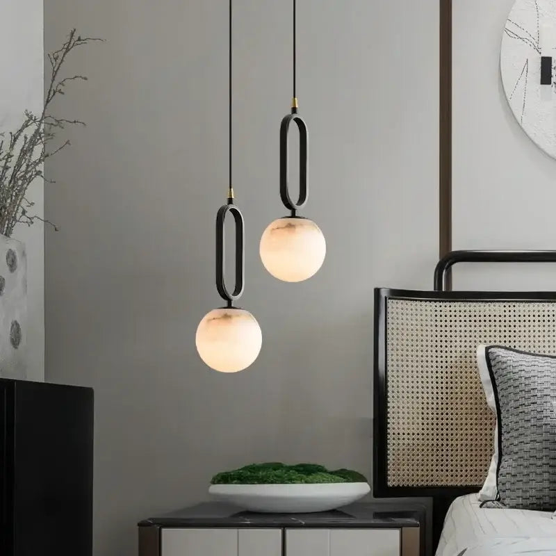 Suspension Globe Marbre Blanc et Anneau Noir Design Moderne Élégant