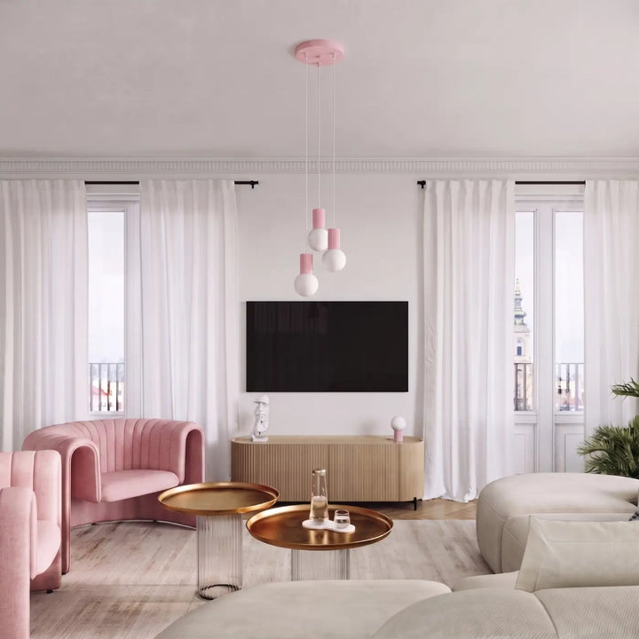Suspension Halo à globe opalin et col cannelé rose dans un intérieur contemporain