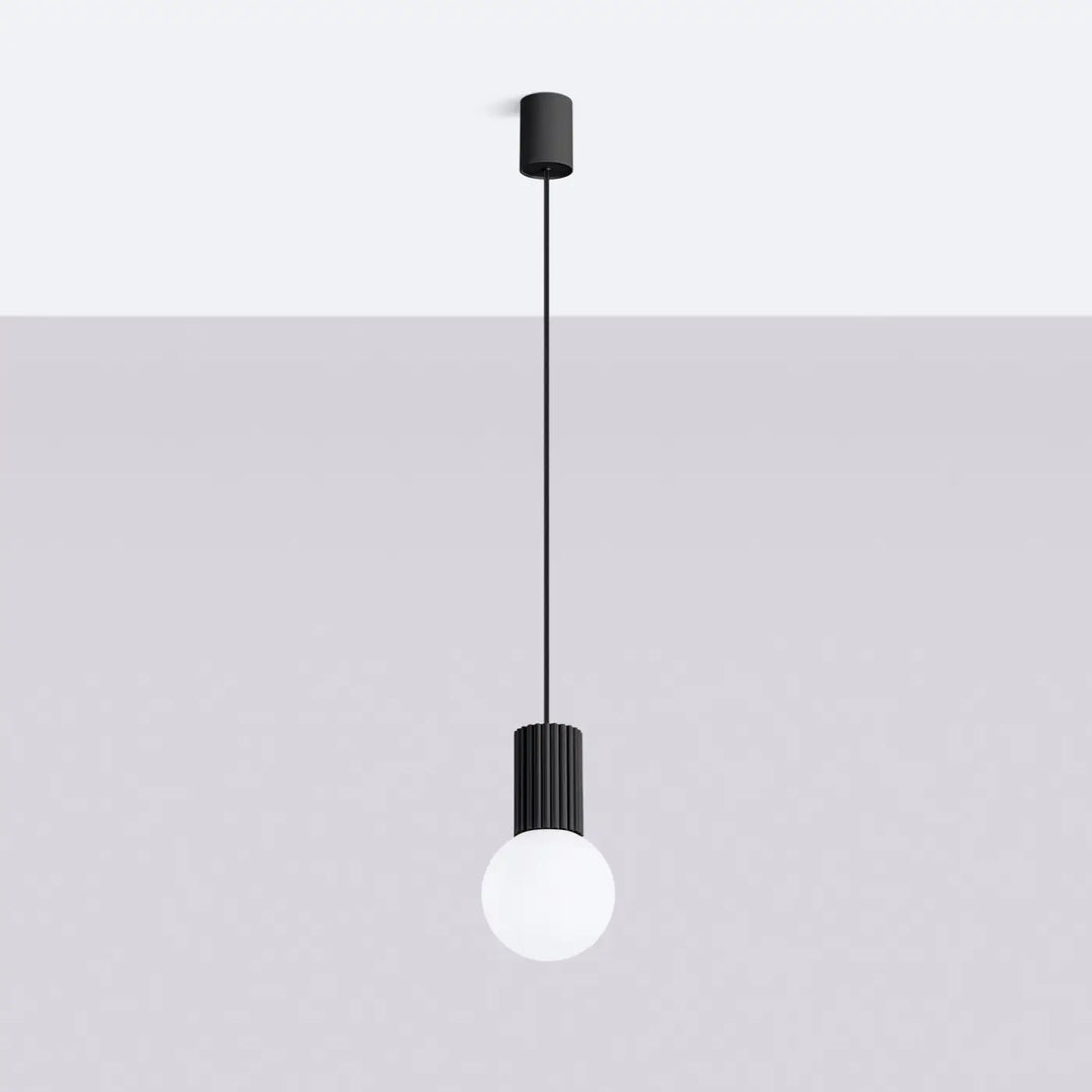 Suspension Halo à globe opalin et col cannelé noir, éteinte