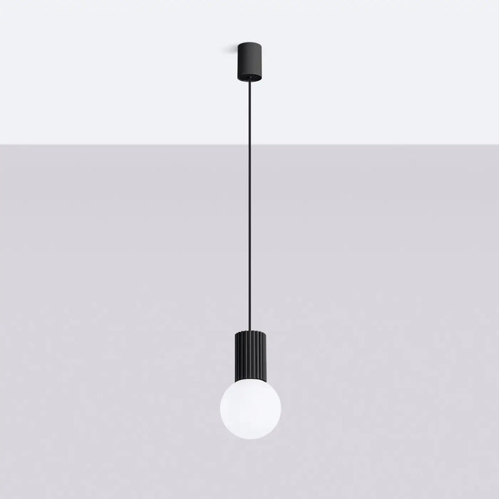 Suspension Halo à globe opalin et col cannelé noir, éteinte