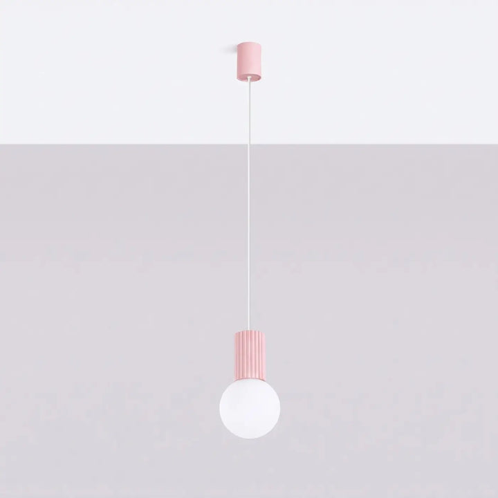 Suspension Halo à globe opalin et col cannelé rose, éteinte