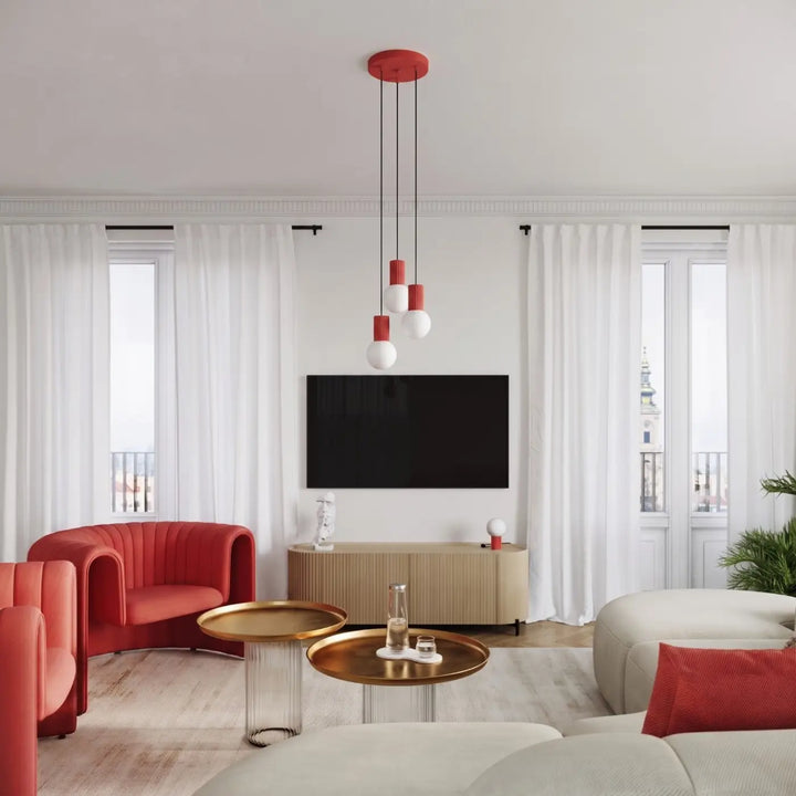 Suspension Halo à globe opalin et col cannelé rouge dans un intérieur contemporain