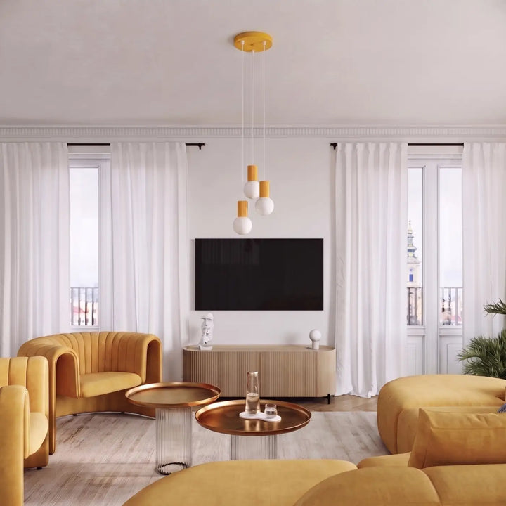 Suspension Halo à globe opalin et col cannelé jaune dans un intérieur contemporain